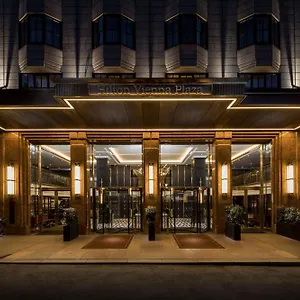 Hilton Plaza מלון
